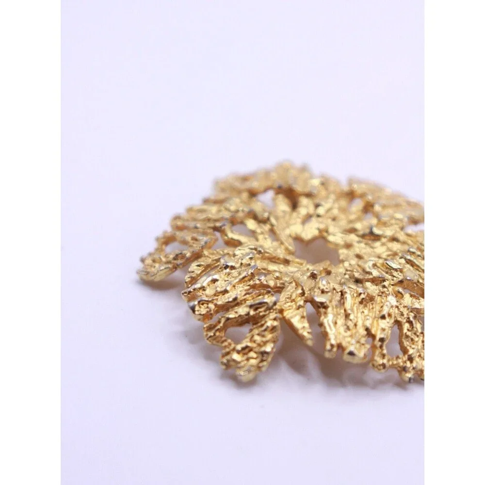 Vintage signed CELEBRITY Textured Metal Nugget Circle Leaf Leaves style Brooch